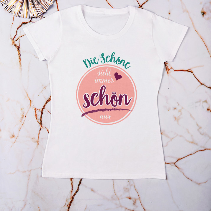 Die Schöne sieht immer schön aus - T-Shirt mit Aufdruck für Damen